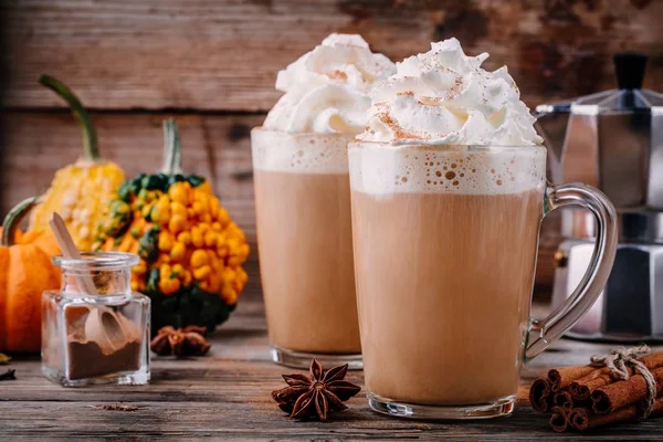 Latte de especiarias de abóbora com chantilly e canela — Fotografia de Stock