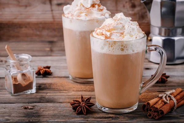 Latte de especiarias de abóbora com chantilly e canela — Fotografia de Stock