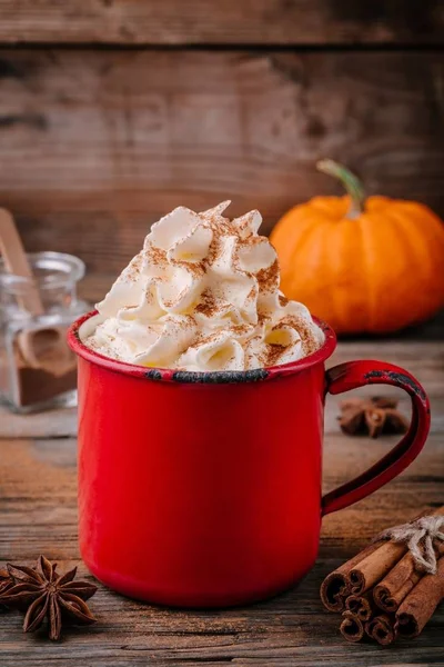 Pumpkin spice latte with whipped cream and cinnamon — Stock Photo, Image