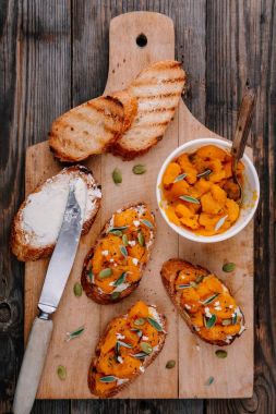 Kabak ve keçi peynirli tost adaçayı ve kabak çekirdeği ile 