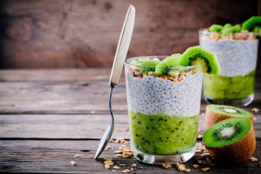 Sağlıklı kahvaltı. Chia puding kivi ve granola cam