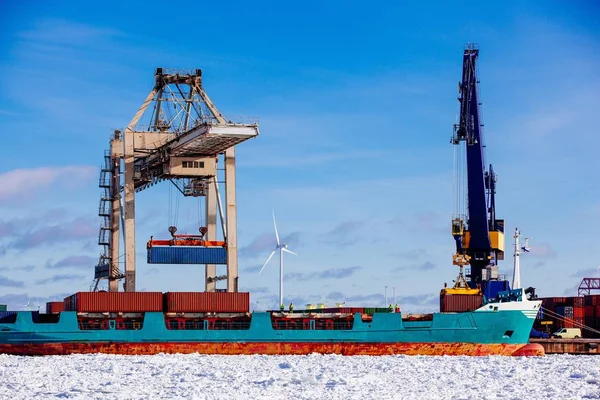 Porto industriale con container, carico di navi nel porto della Finlandia — Foto Stock
