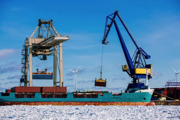 Průmyslový přístav s kontejnery, plavidla v přístavu ve Finsku načítání — Stock fotografie