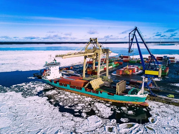 Endüstriyel bağlantı noktası bağlantı noktası Finlandiya'yük gemisi ile kaplar, — Stok fotoğraf