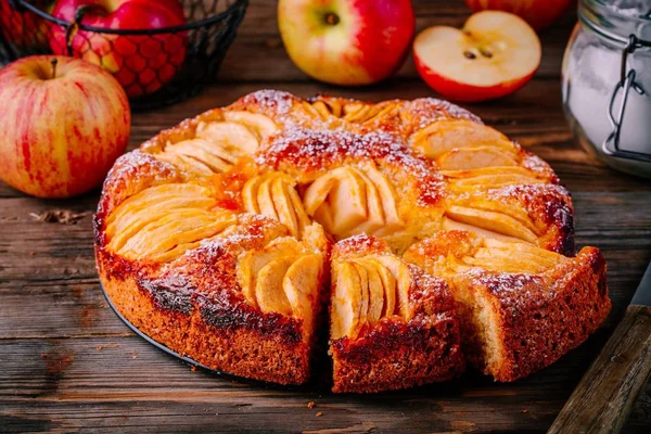 Традиционный домашний яблочный пирог — стоковое фото