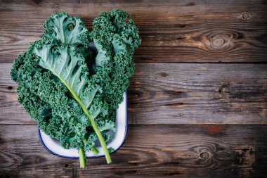 Taze çiğ yeşil superfood kale kıvırcık Lahana yaprakları  