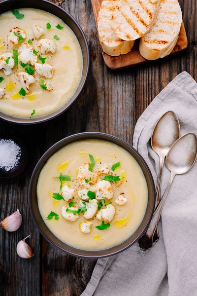 Cauliflower cream soup with fried cauliflower and toasts — Stock Photo, Image