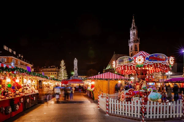 Carousel op de kerstmarkt Vipiteno, Bolzano, Trentino Zuid-Tirol, Italië — Stockfoto