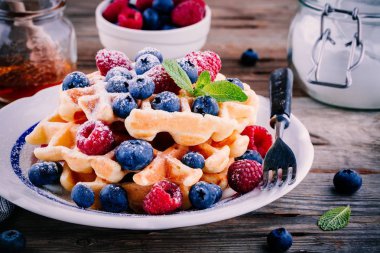 Yaban mersini ve ahududu ile kahvaltıda taze ev yapımı Belçika waffle 