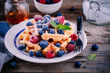 Yaban mersini ve ahududu ile kahvaltıda taze ev yapımı Belçika waffle 