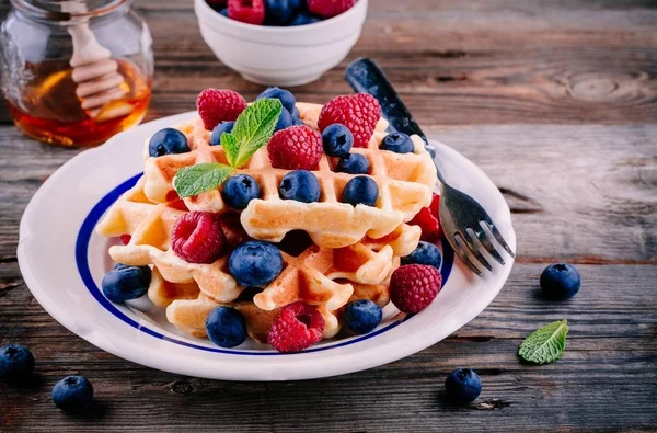 Yaban mersini ve ahududu ile kahvaltıda taze ev yapımı Belçika waffle 
