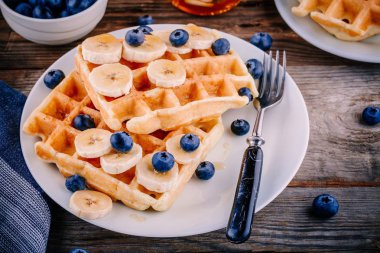 Yaban mersini ve muz ile kahvaltıda taze ev yapımı Belçika waffle 