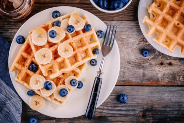 Yaban mersini ve muz ile kahvaltıda taze ev yapımı Belçika waffle 