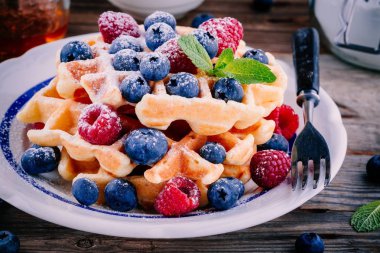 Yaban mersini ve ahududu ile kahvaltıda taze ev yapımı Belçika waffle 