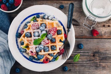 Yaban mersini ve ahududu ile kahvaltıda taze ev yapımı Belçika waffle 