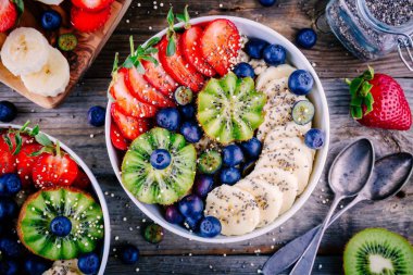 Kahvaltı kase: yulaf ezmesi muz, kivi, çilek, yaban mersini ve chia tohum