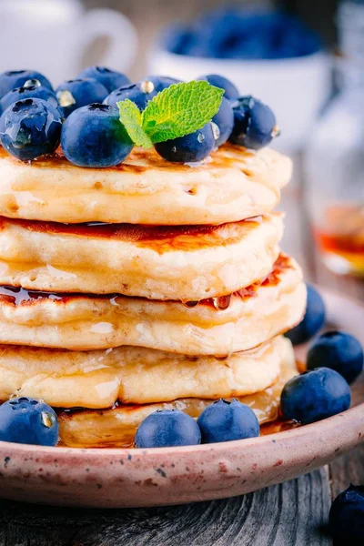美味的薄饼与新鲜的蓝莓和蜂蜜 — 图库照片