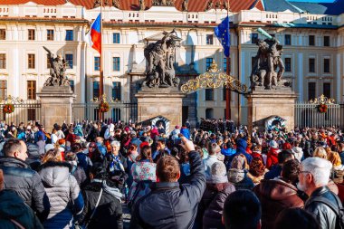 Prague, Çek Cumhuriyeti - 23 Aralık 2015: değişen Guard Prague castle, Prague, Çek Cumhuriyeti için kapı önünde bekleyen Çekya insanlar ve yabancı yolcuları