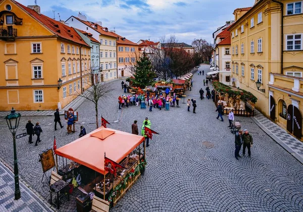 Rague, Çek Cumhuriyeti - 22 Aralık 2015: sırasında gerçekleşen her yıl Aralık'ta eski Town, Prague, Çek Cumhuriyeti, Noel pazarı Hediyelik eşya ve geleneksel yemekleri sunan ahşap standlar. — Stok fotoğraf