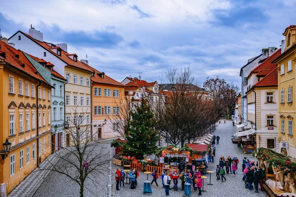 Rague, Çek Cumhuriyeti - 22 Aralık 2015: sırasında gerçekleşen her yıl Aralık'ta eski Town, Prague, Çek Cumhuriyeti, Noel pazarı Hediyelik eşya ve geleneksel yemekleri sunan ahşap standlar. — Stok fotoğraf