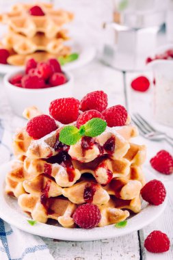 Kahvaltı için taze ahududu ile ev yapımı gözleme