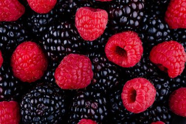 taze olgun organik Ahududu ve böğürtlen 