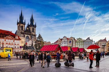 Prague, Çek Cumhuriyeti 27 Aralık 2015: Prag Noel pazarı eski şehir Meydanı üzerinde. 