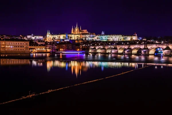 Widok z rzeki Wełtawy na Most Karola i zamek na Hradczanach w nocy — Zdjęcie stockowe