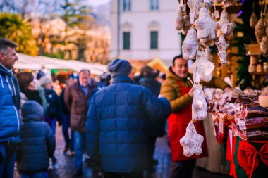 Geleneksel İtalyan salamı ve domuz leke üzerinde et Trentino Alto Adige, İtalya Noel pazarı