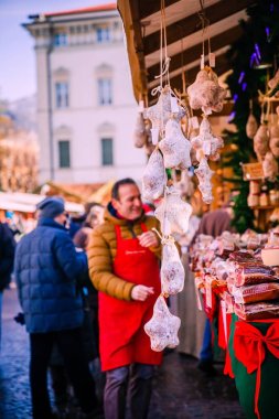 Geleneksel İtalyan salamı ve domuz leke üzerinde et Trentino Alto Adige, İtalya Noel pazarı