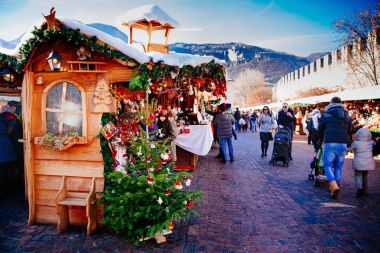 Trento, Alto Adige, İtalya - 17 Aralık 2016: geleneksel Noel Pazar.