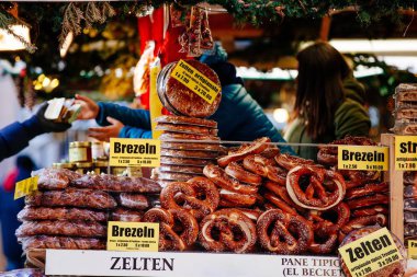 simit ve diğer fırın ürünleri satışa Noel pazarı Bolzano, İtalya