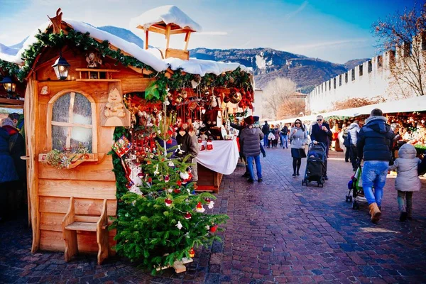 Trento, Alto Adige, İtalya - 17 Aralık 2016: geleneksel Noel Pazar. — Stok fotoğraf