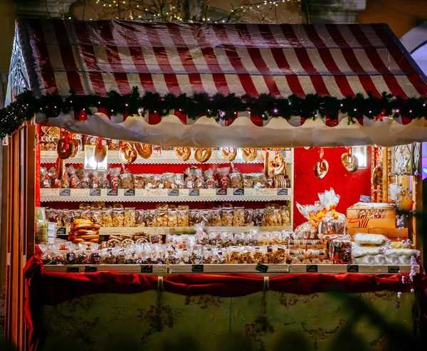 Торт і печива стійла на Різдвяний ринок. Італія — стокове фото