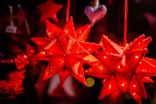 Red Christmas decorations op kerstmarkt van Trentino Alto Adige, Italië — Stockfoto