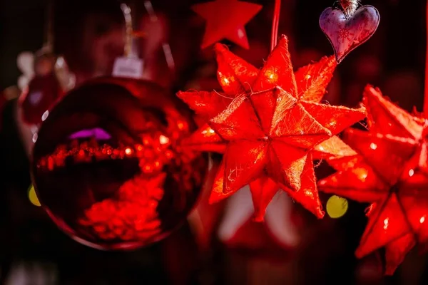 Red Christmas decorations op kerstmarkt van Trentino Alto Adige, Italië — Stockfoto