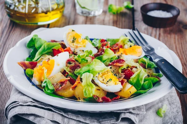 Kartoffelsalat mit Eiern, Salat, Tomaten und Speck — Stockfoto