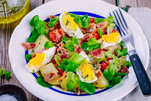 Kartoffelsalat mit Eiern, Salat, Tomaten und Speck — Stockfoto