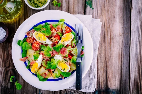 Salade de pommes de terre aux œufs, laitue, tomates et bacon — Photo