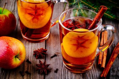 ev yapımı sıcak sıcak elma tarçın çubuğu ile