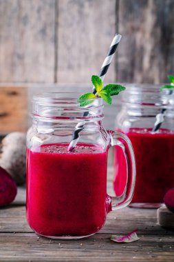 ahşap arka plan üzerinde bir mason kavanoza chia tohum ile sağlıklı Detoks pancar güler yüzlü