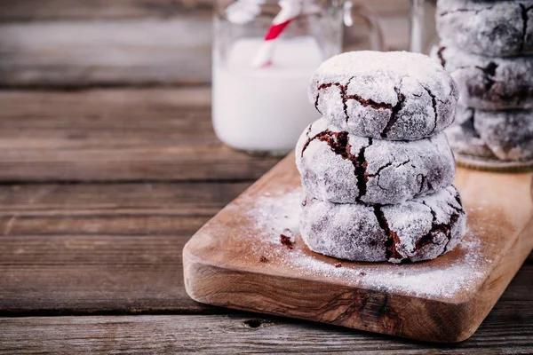 Шоколадное печенье с сахарной глазурью на Рождество — стоковое фото