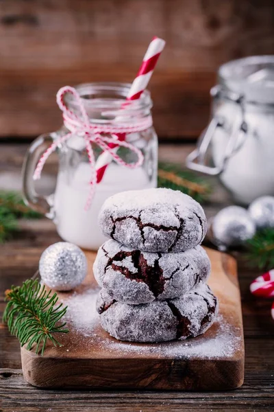 チョコレート クリンクルとクリスマスの粉砂糖のアイシング クッキー — ストック写真