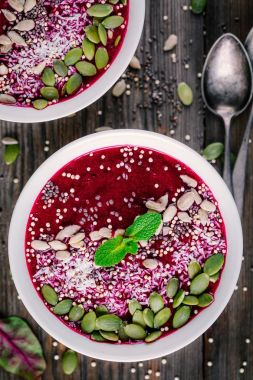 Chia tohum, Hindistan cevizi, kabak çekirdeği, quinoa, Ayçekirdeği ve nane ile pancar güler yüzlü kase