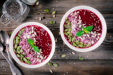 Chia tohum, Hindistan cevizi, kabak çekirdeği, quinoa, Ayçekirdeği ve nane ile acai smoothie kase