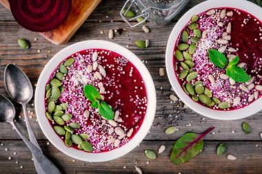Chia tohum, Hindistan cevizi, kabak çekirdeği, quinoa, Ayçekirdeği ve nane ile pancar güler yüzlü kase