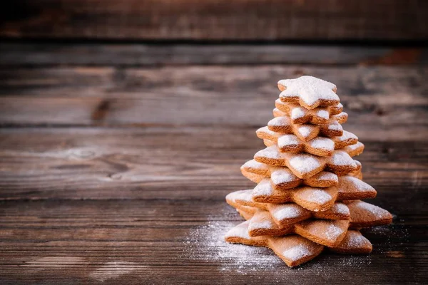 Caseiro cozido árvore de gengibre de Natal com açúcar de confeiteiro — Fotografia de Stock