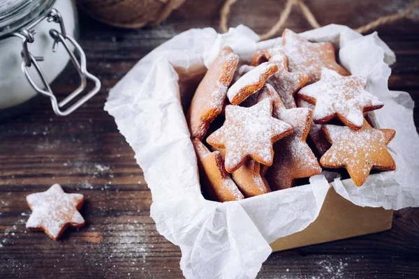 Biscoitos caseiros de gengibre de Natal assados com açúcar de confeiteiro na caixa — Fotografia de Stock