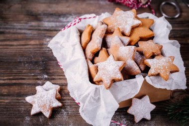 Ev yapımı krema şeker kutusunda ile Noel gingerbread çerezleri pişmiş