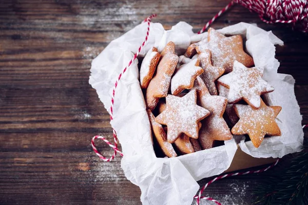 Galletas caseras de pan de jengibre de Navidad horneadas con azúcar en polvo en la caja — Foto de Stock